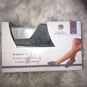 NIB - Women’s Everyday Luxury Memory Foam Slippers Gray Sz 6-8